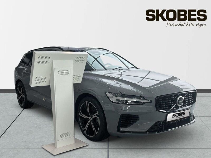 Grå Ny 2025 Volvo V60 Plus Kombi | 565 800 kr (Dyr) - Bild 1/3