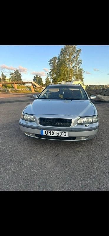 Grå Begagnad 2004 Volvo V70 Business Edition Kombi | 20 000 kr (Bra pris) - Bild 1/4