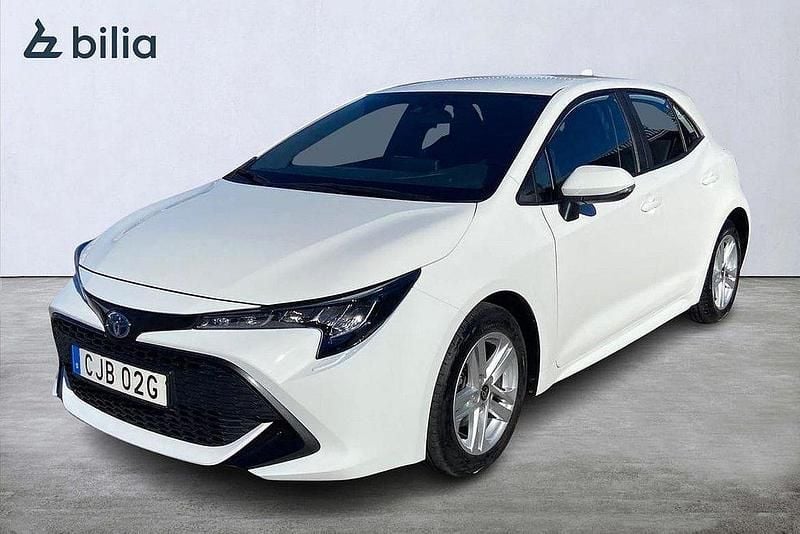 Vit Begagnad 2022 Toyota Corolla Hybrid Active Halvkombi | 244 900 kr (Marknadspris) - Bild 1/3