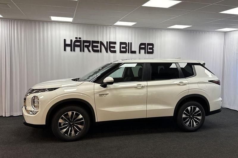 Ny Mitsubishi Outlander Invite 136 HK (100 kW) 2025 White solid SUV