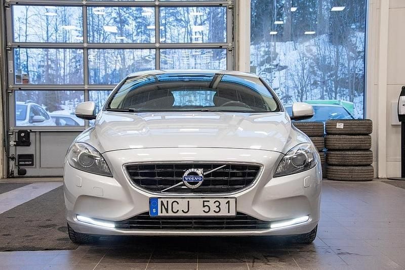 Begagnad Volvo V40 116 HK (85 kW) 2012 Ljusgrå Halvkombi