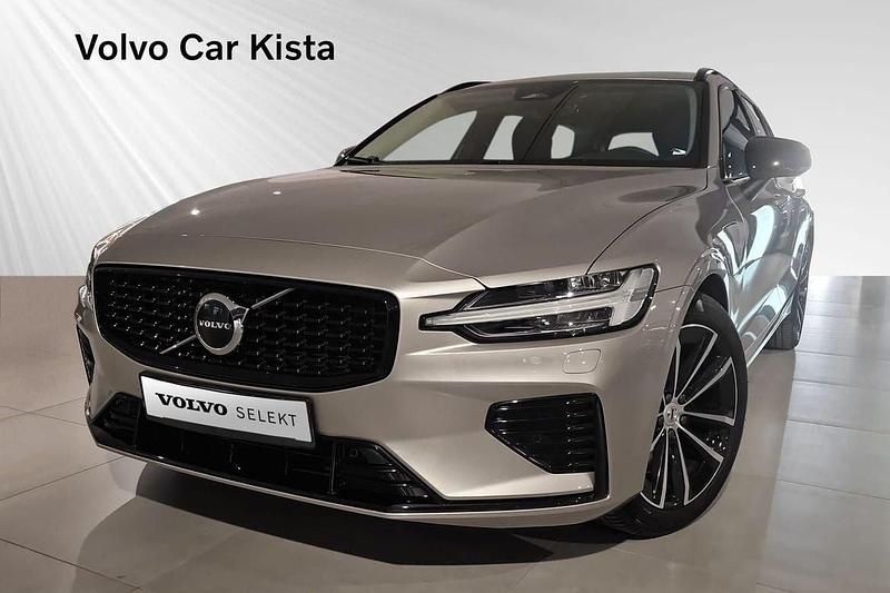 Ljusgrå Begagnad 2024 Volvo V60 Plus Kombi | 469 900 kr (Marknadspris) - Bild 1/3