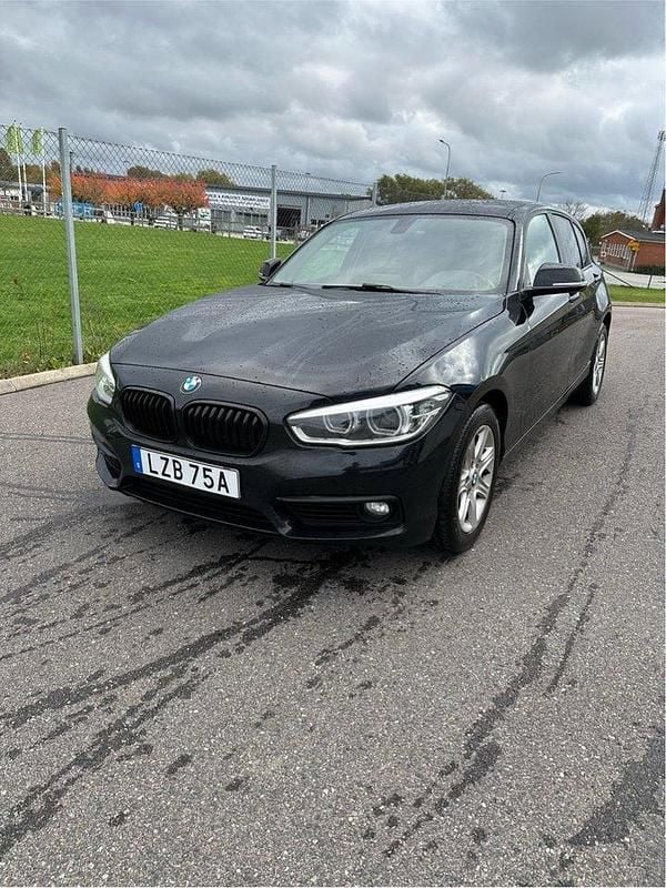 Svart Begagnad 2015 BMW 120 Halvkombi | 95 000 kr (Superpris) - Bild 1/4