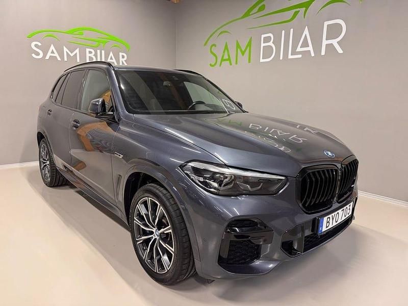 Grå Begagnad 2022 BMW X5 iPerformance SUV | 599 900 kr (Marknadspris) - Bild 1/4