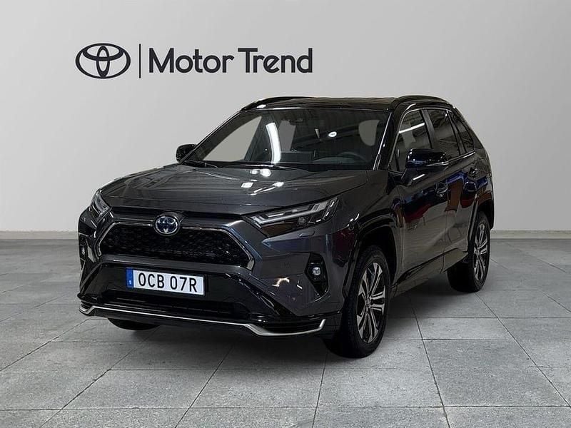 Grå Begagnad 2025 Toyota RAV4 Premium SUV | 579 000 kr (Marknadspris) - Bild 1/4
