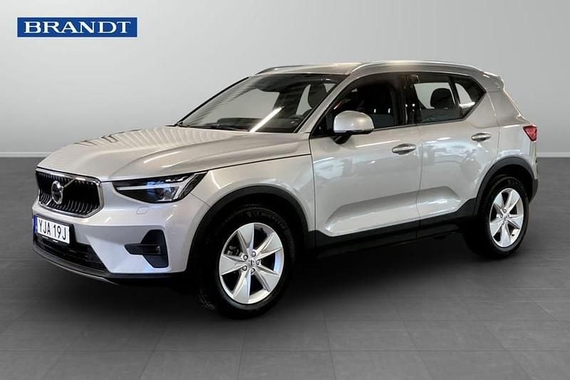 Silver Begagnad 2023 Volvo XC40 Core SUV | 274 900 kr (Bra pris) - Bild 1/4