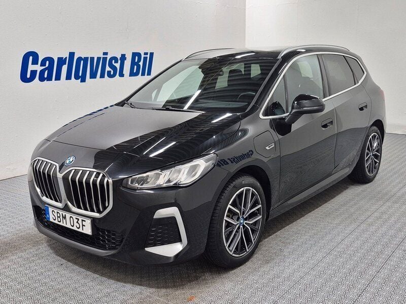 Svart (safirsvart metallic) Begagnad 2023 BMW 225 Active Tourer M Sport Minibuss | 389 000 kr (Dyr) - Bild 1/4
