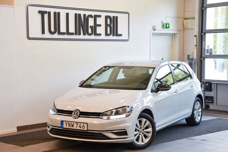 Ljusgrå Begagnad 2018 VW Golf VII Halvkombi | 157 900 kr (Marknadspris) - Bild 1/4