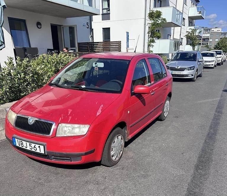 Röd Begagnad 2003 Skoda Fabia Halvkombi | 12 000 kr (Bra pris) - Bild 1/4