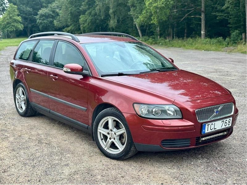 Röd Begagnad 2007 Volvo V50 Kinetic Kombi | 27 000 kr (Marknadspris) - Bild 1/4
