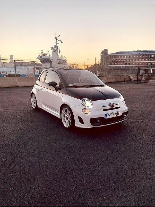 Vit Begagnad 2015 Abarth 595 Turismo Halvkombi | 139 500 kr (Marknadspris) - Bild 1/3