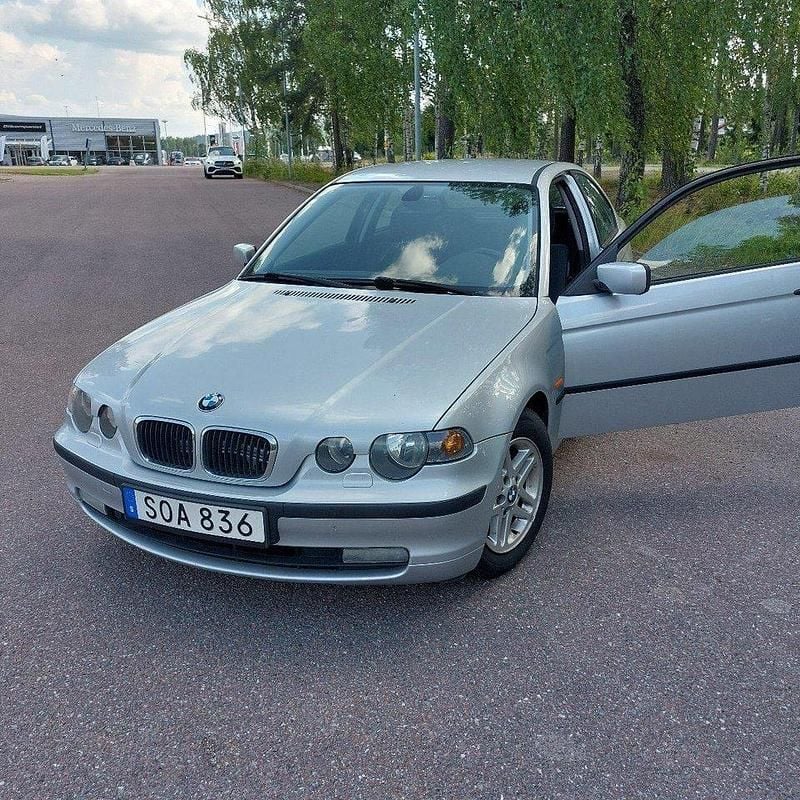 Grå Begagnad 2001 BMW 316 Compact Halvkombi | 32 000 kr (Marknadspris) - Bild 1/4