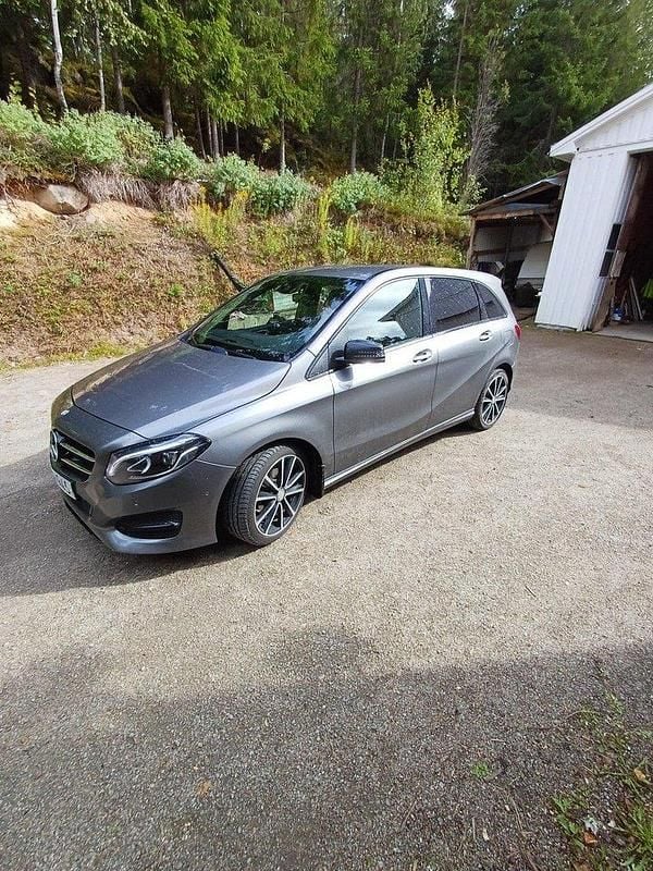 Grå Begagnad 2015 Mercedes B200 Urban Minibuss | 126 000 kr (Marknadspris) - Bild 1/4