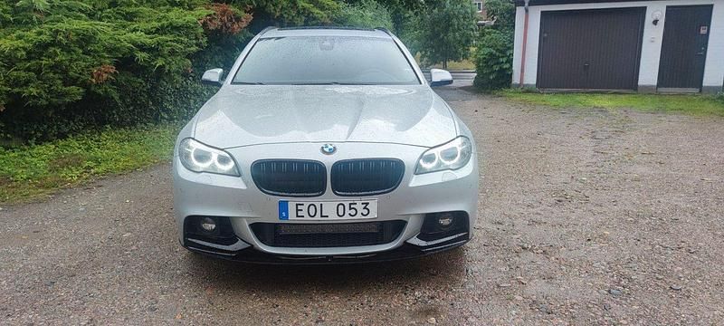 Silver Begagnad 2015 BMW 530 M Sport Kombi | 219 900 kr (Lite dyr) - Bild 1/4