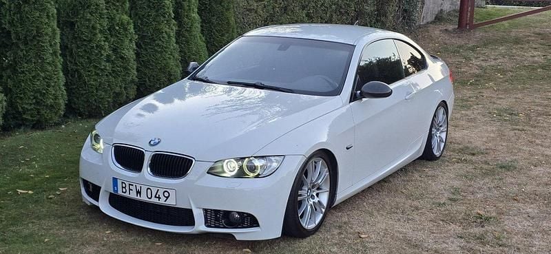Vit Begagnad 2008 BMW 335 M Sport Sportkupé | 169 000 kr (Marknadspris) - Bild 1/4