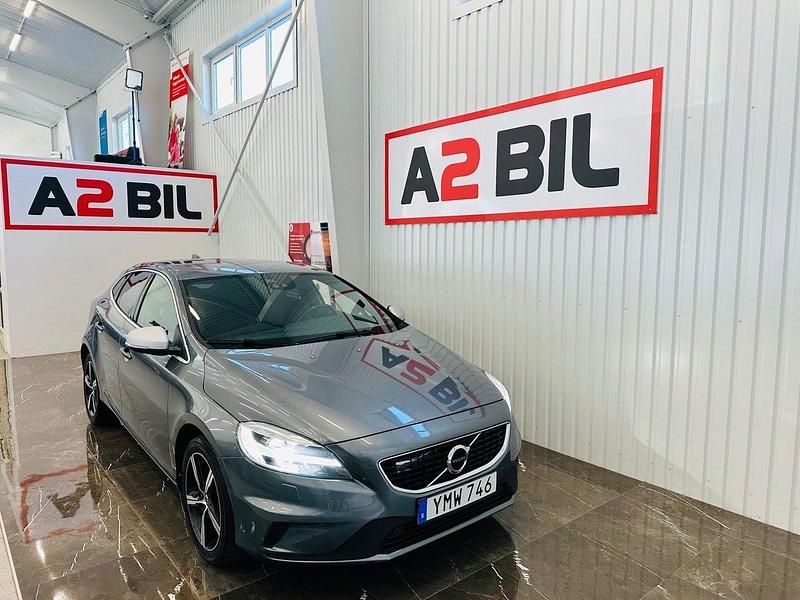 Grå Begagnad 2017 Volvo V40 R-Design Kombi | 199 900 kr (Lite dyr) - Bild 1/4