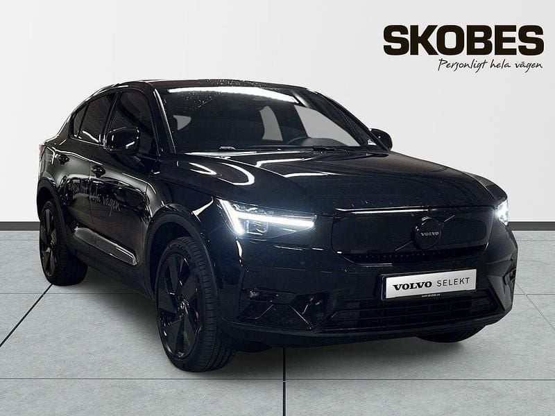 Svart Begagnad 2025 Volvo EC40 Performance SUV | 579 900 kr - Bild 1/3