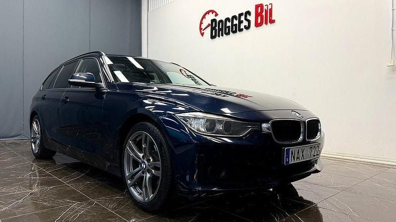 Blå Begagnad 2012 BMW 320 Sport Line Kombi | 105 900 kr (Marknadspris) - Bild 1/4