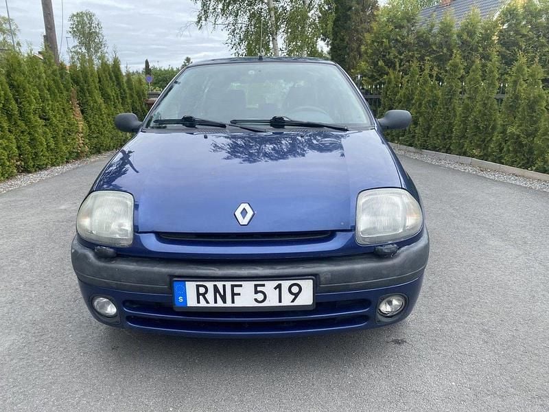 Mörkblå Begagnad 2000 Renault Clio II Halvkombi | 8 500 kr (Marknadspris) - Bild 1/4