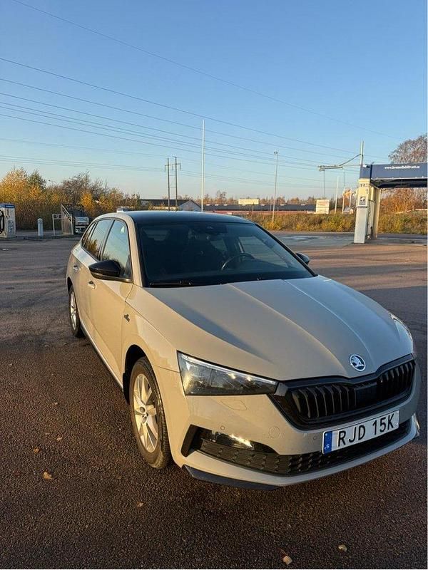 Grå Begagnad 2022 Skoda Scala Halvkombi | 178 000 kr (Marknadspris) - Bild 1/4