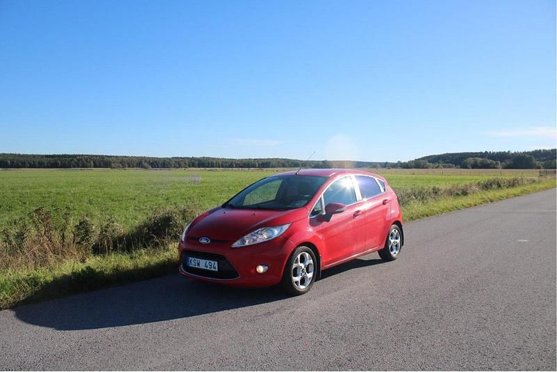 Röd Begagnad 2010 Ford Fiesta Titanium Halvkombi | 40 000 kr (Marknadspris) - Bild 1/4