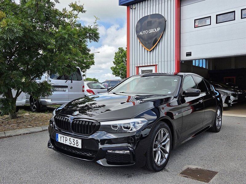 Svart (svart metallic) Begagnad 2017 BMW 520 M Sport Sedan | 319 900 kr (Dyr) - Bild 1/4