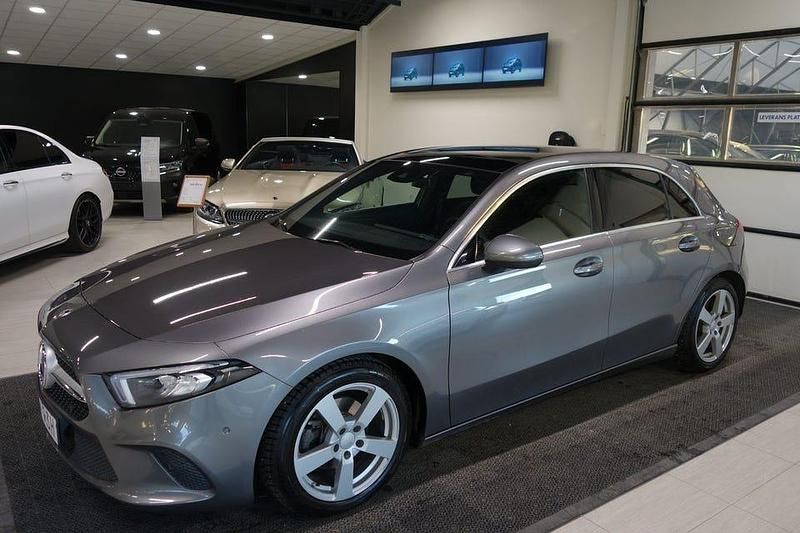 Grå Begagnad 2019 Mercedes A180 Halvkombi | 229 000 kr (Marknadspris) - Bild 1/4