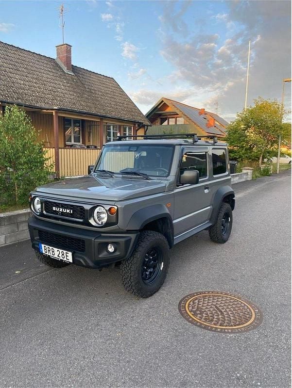 Grå Begagnad 2024 Suzuki Jimny SUV | 330 000 kr (Superpris) - Bild 1/4