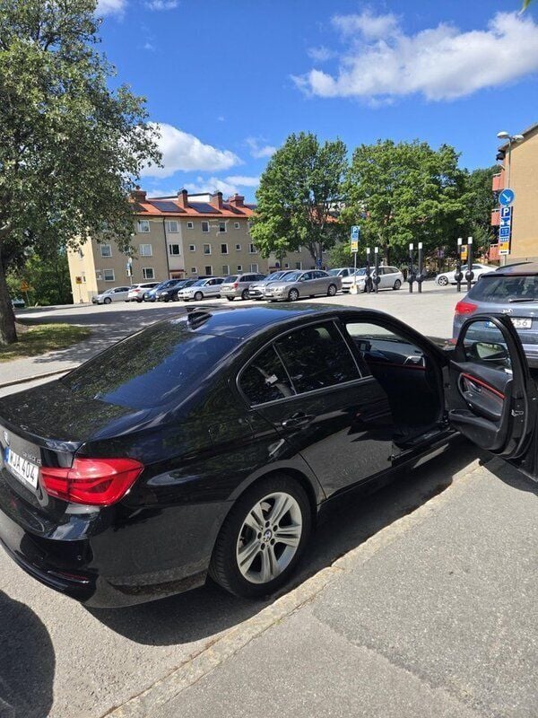 Svart Begagnad 2018 BMW 320 Sport Line Sedan | 215 900 kr (Marknadspris) - Bild 1/3