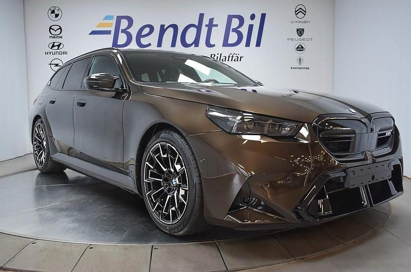 Pyrite brown metallic Ny 2026 BMW M5 Comfort Edition Kombi | 1 795 000 kr - Bild 1/4