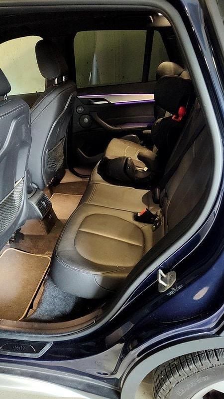 Blå Begagnad 2020 BMW X1 xLine SUV | 310 000 kr (Marknadspris) - Bild 1/4