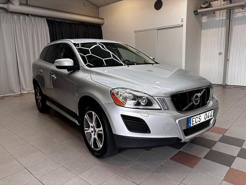 Ljusgrå (grå) Begagnad 2011 Volvo XC60 Summum SUV | 99 900 kr (Superpris) - Bild 1/4