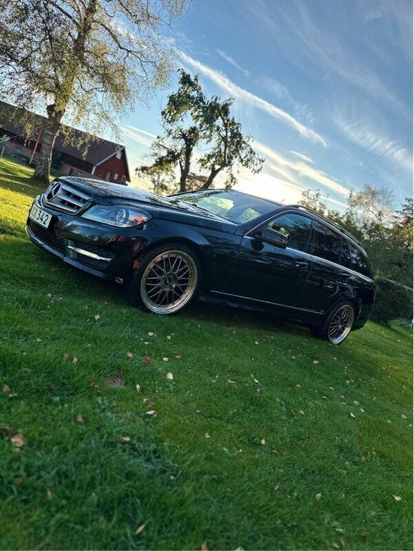 Svart Begagnad 2013 Mercedes C220 AMG Kombi | 85 000 kr (Bra pris) - Bild 1/4