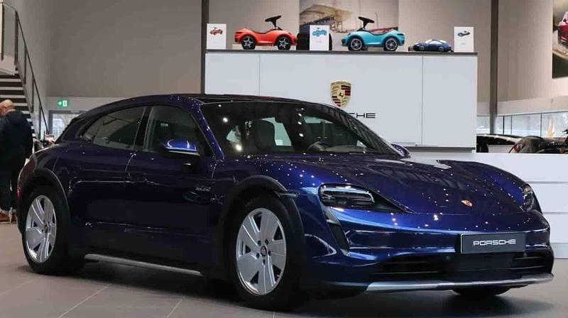 Blå Begagnad 2022 Porsche Taycan Cross Turismo Kombi | 695 000 kr (Marknadspris) - Bild 1/1