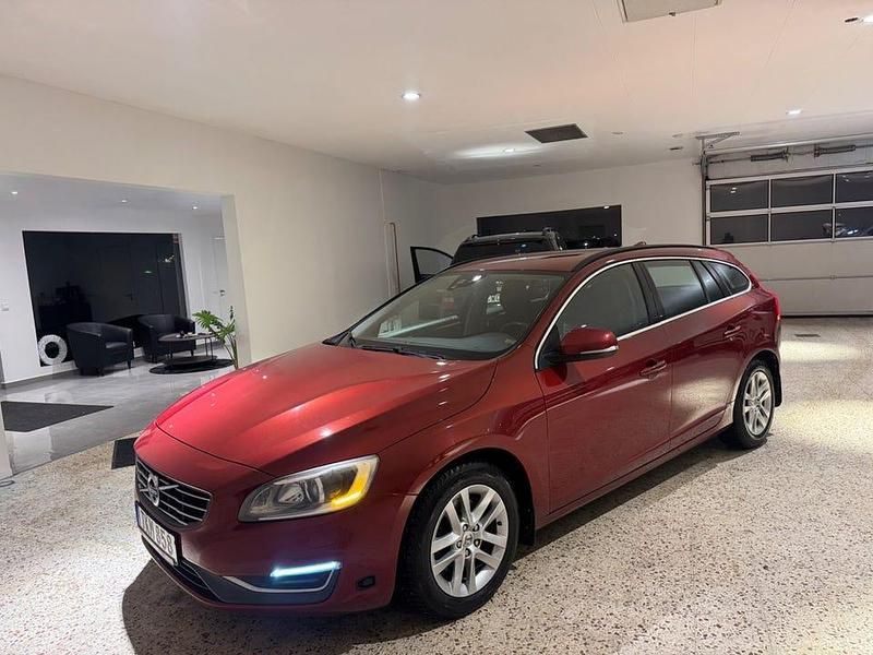 Röd Begagnad 2014 Volvo V60 Momentum Kombi | 78 900 kr (Superpris) - Bild 1/4