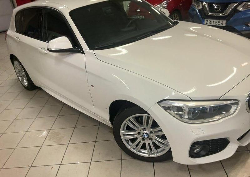 Vit Begagnad 2016 BMW 118 M Sport Halvkombi | 144 900 kr (Marknadspris) - Bild 1/1