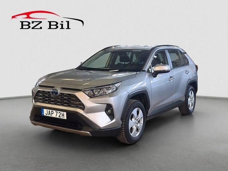 Silver Begagnad 2023 Toyota RAV4 Hybrid Active SUV | 329 900 kr (Marknadspris) - Bild 1/4