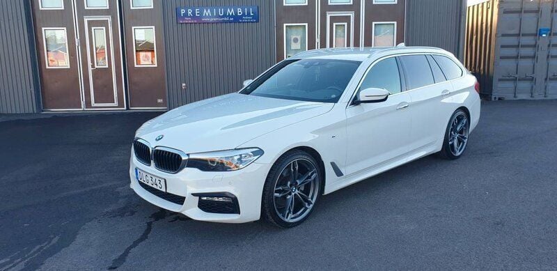 Vit (alpinvit) Begagnad 2018 BMW 520 M Sport Kombi | 359 000 kr (Dyr) - Bild 1/4