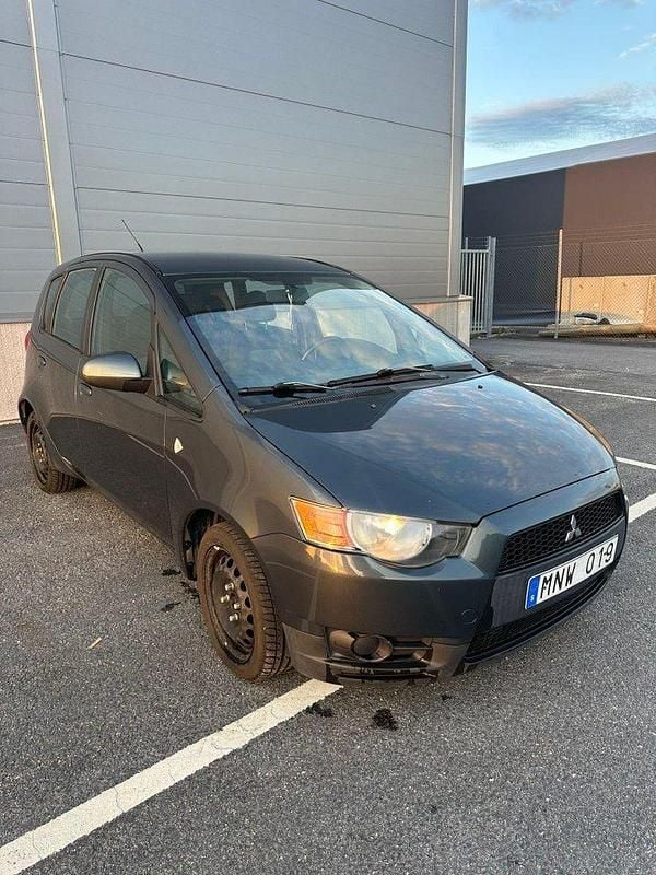 Grå Begagnad 2009 Mitsubishi Colt Halvkombi | 24 000 kr (Bra pris) - Bild 1/4