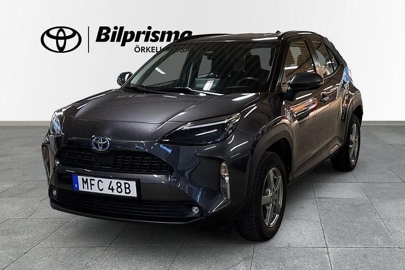 Grå Begagnad 2023 Toyota Yaris Hybrid Active | 264 900 kr (Marknadspris) - Bild 1/4
