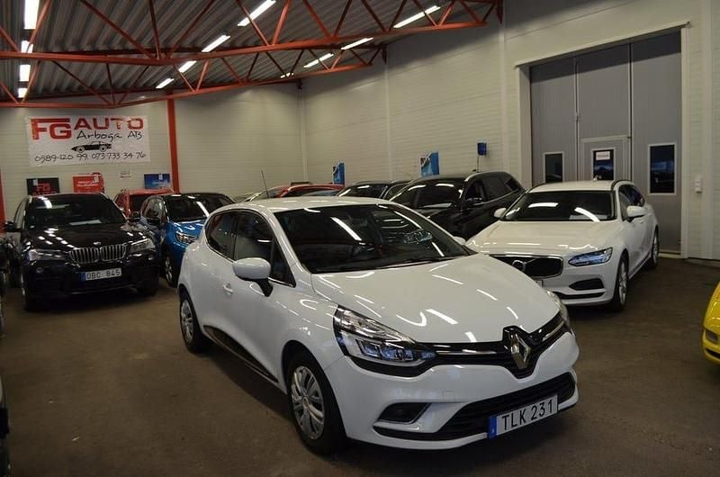Begagnad Renault Clio IV Intens 90 HK (66 kW) 2018 Vit Halvkombi