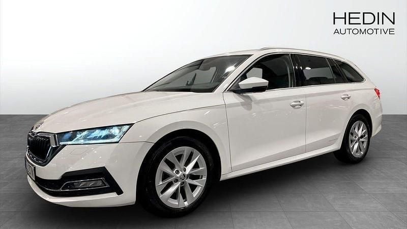 Vit Begagnad 2021 Skoda Octavia Kombi | 159 800 kr (Marknadspris) - Bild 1/4