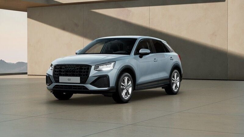 Grå (pilgrå pärleffekt) Ny 2025 Audi Q2 Advanced Plus SUV | 423 400 kr (Dyr) - Bild 1/4