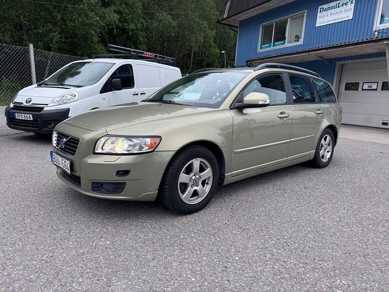 Grön Begagnad 2010 Volvo V50 Momentum Kombi | 59 900 kr (Marknadspris) - Bild 1/4