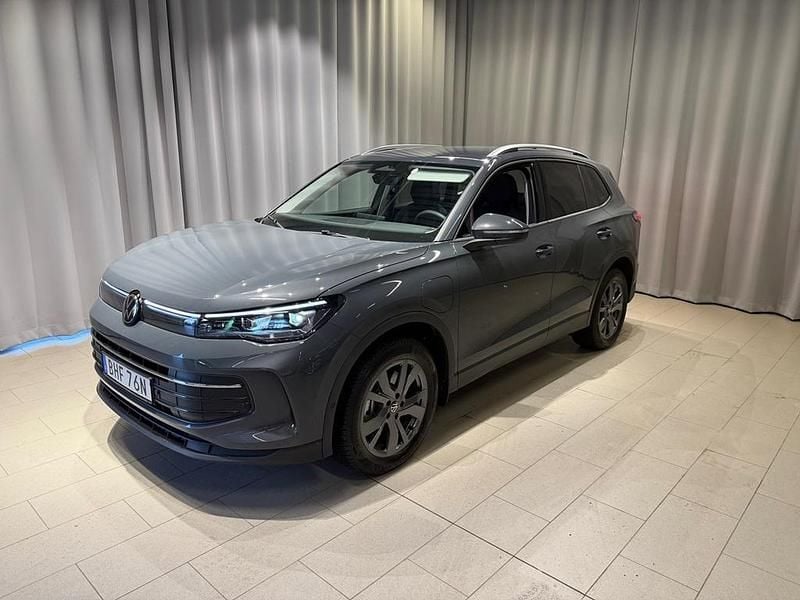 Grå Begagnad 2025 VW Tiguan Edition SUV | 469 900 kr (Bra pris) - Bild 1/4
