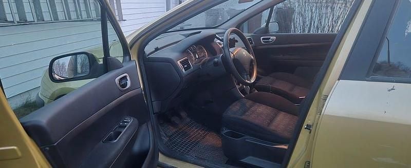 Begagnad Peugeot 307 136 HK (100 kW) 2002 Halvkombi