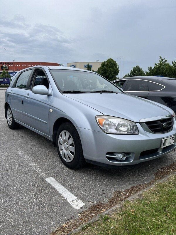 Blå Begagnad 2005 Kia Cerato 4 Halvkombi | 54 000 kr - Bild 1/3