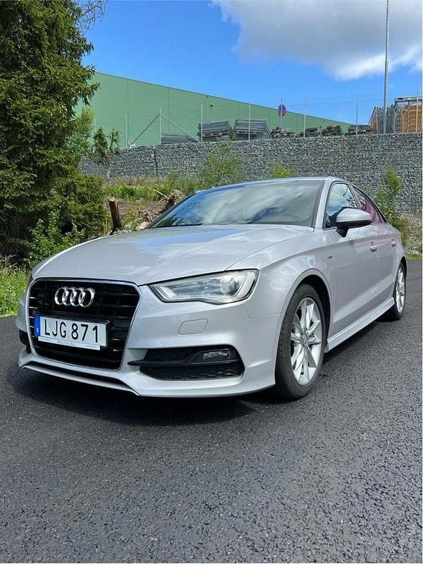 Grå Begagnad 2014 Audi A3 Comfort Sedan | 150 000 kr (Marknadspris) - Bild 1/4