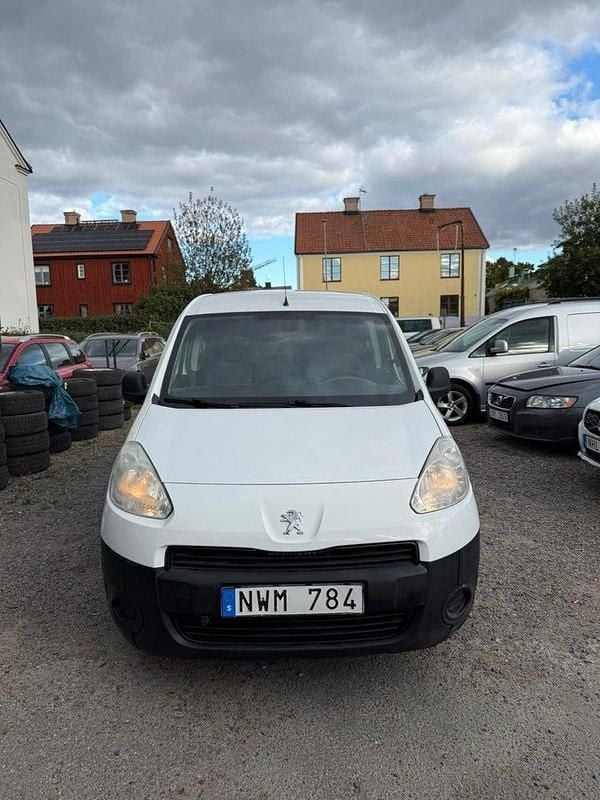 Vit Begagnad 2013 Peugeot Partner Van | 39 500 kr (Marknadspris) - Bild 1/4