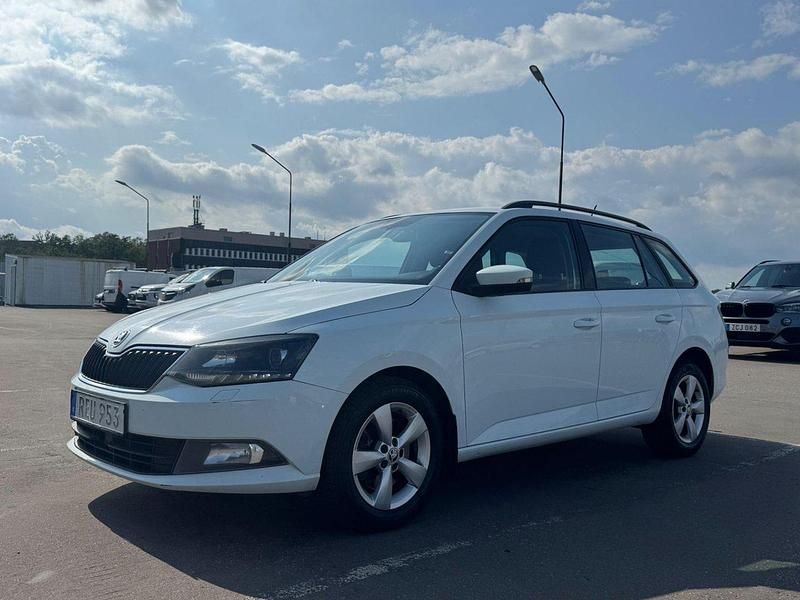 Vit Begagnad 2017 Skoda Fabia Kombi | 79 800 kr (Marknadspris) - Bild 1/4